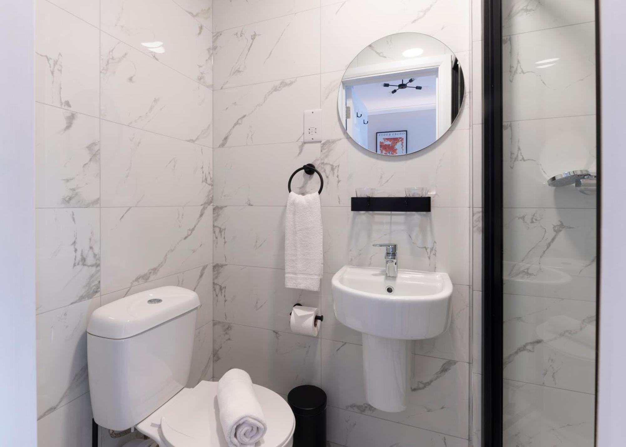 Marina Hotel Лондон Экстерьер фото