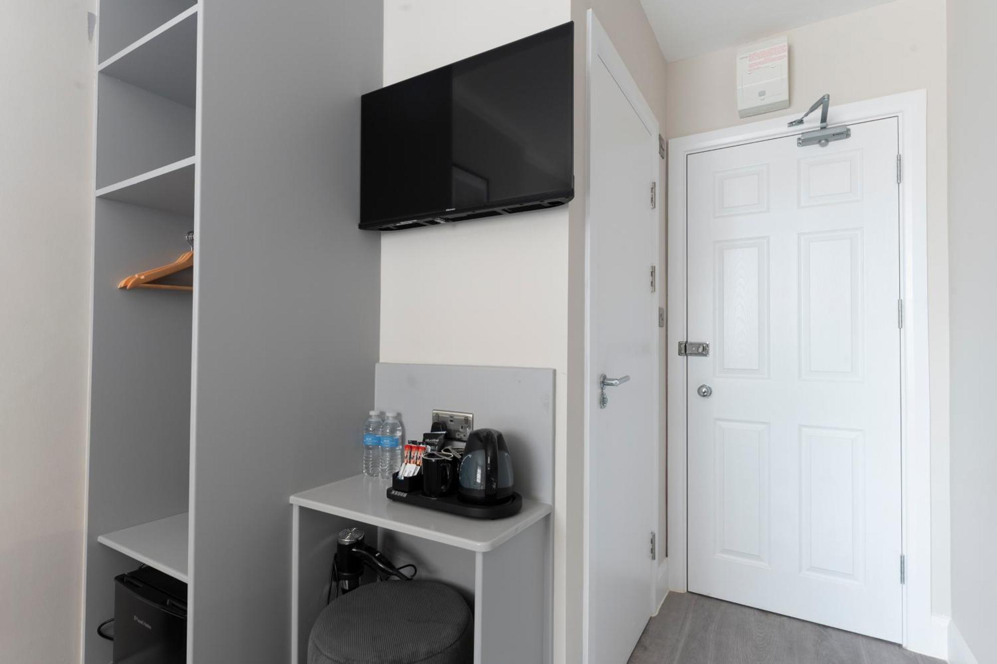 Marina Hotel Лондон Экстерьер фото