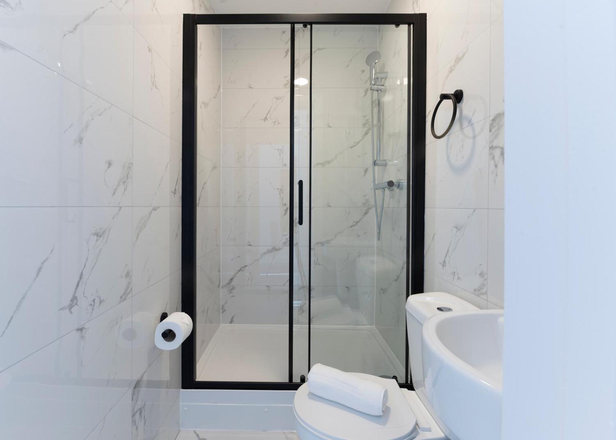 Marina Hotel Лондон Экстерьер фото