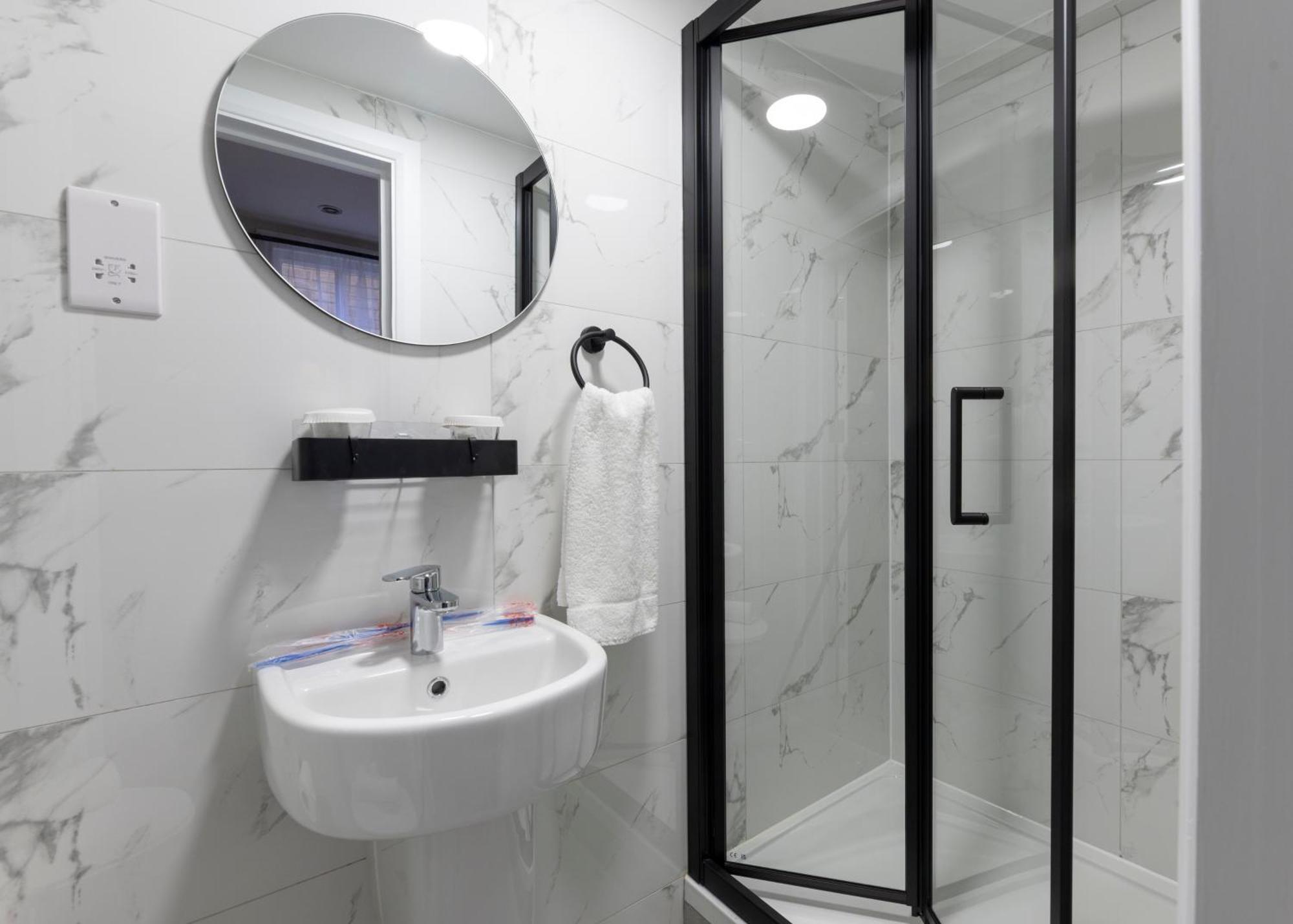 Marina Hotel Лондон Экстерьер фото