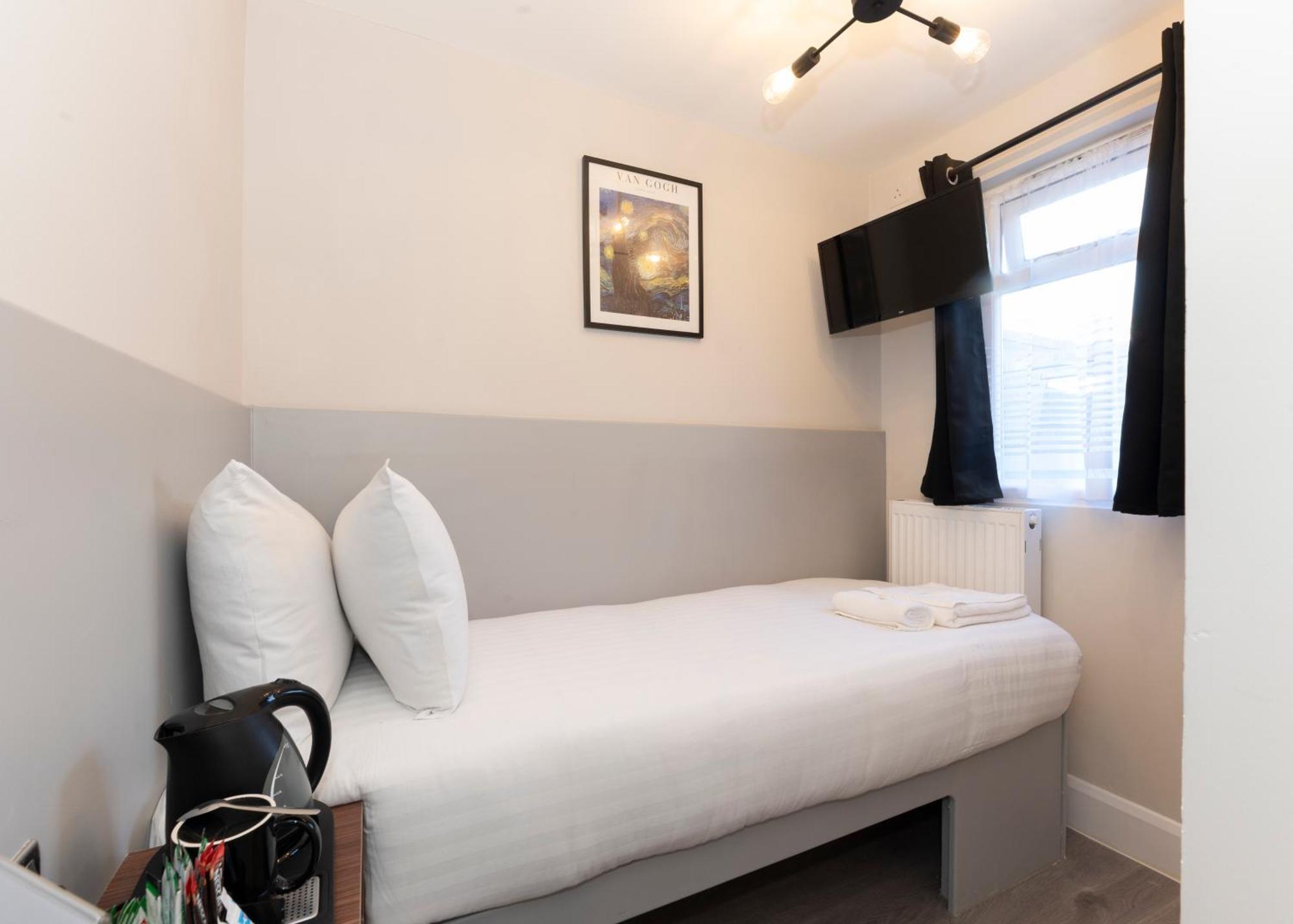 Marina Hotel Лондон Экстерьер фото