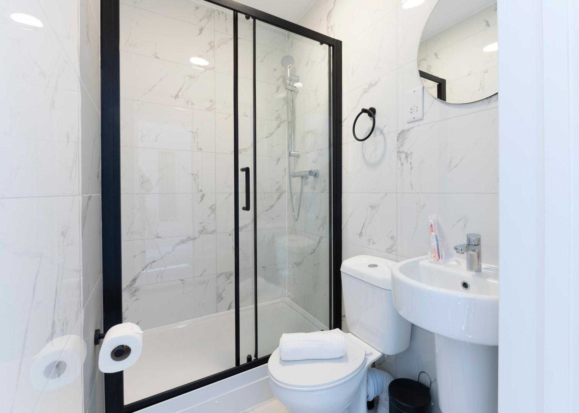Marina Hotel Лондон Экстерьер фото