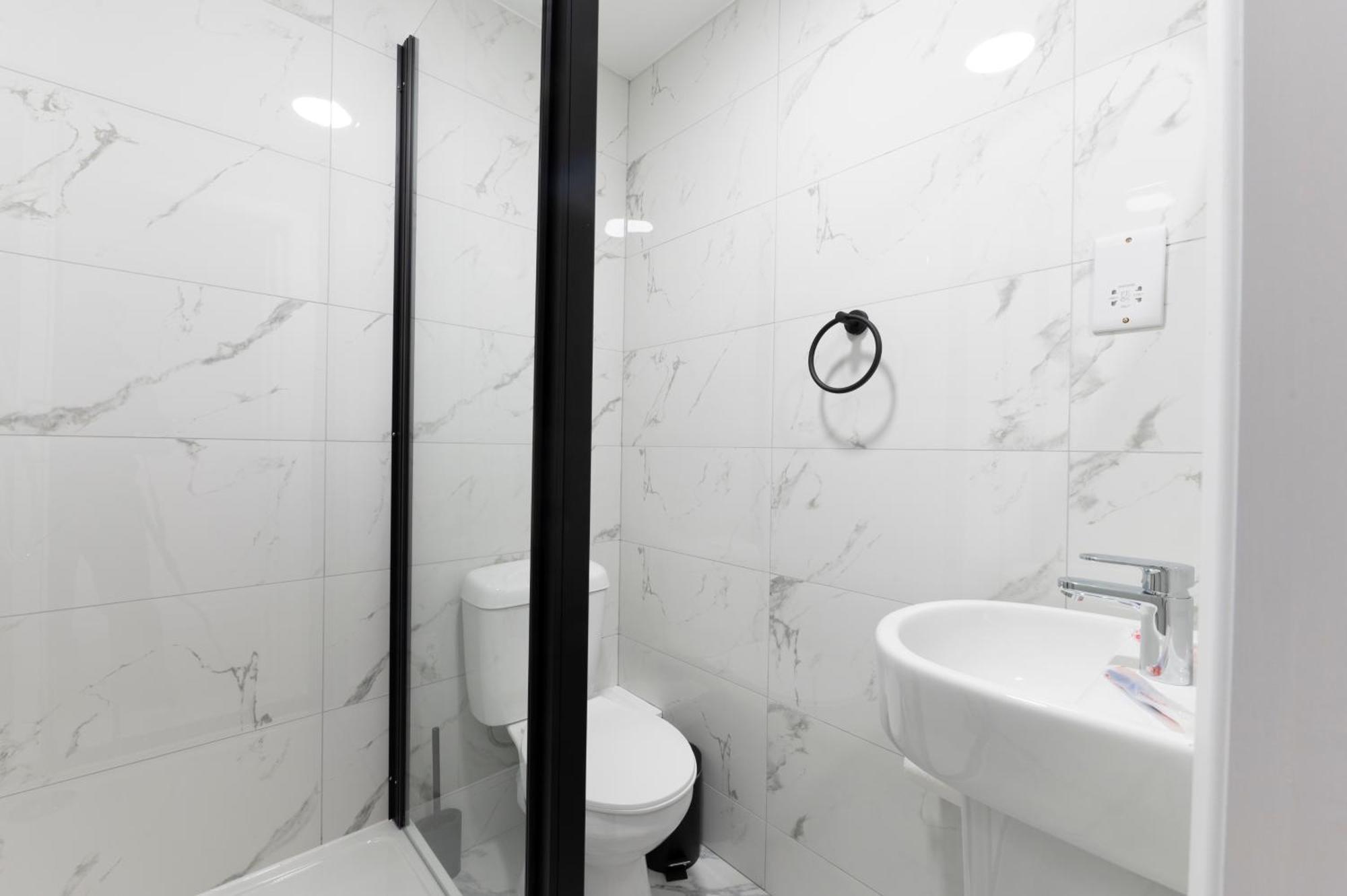 Marina Hotel Лондон Экстерьер фото